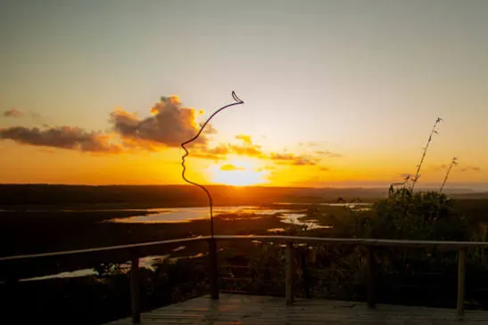 Pôr do sol sobre a paisagem do sul da Bahia